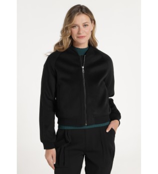 Texturerad jacka med svart juveldetalj