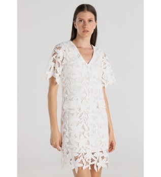 Kort kjole med slids i ryggen i hvid med udstanset mnster