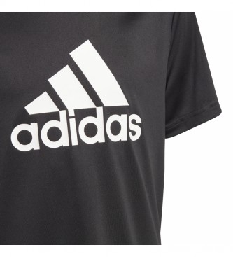 adidas T-shirt nera progettata per spostare il grande logo