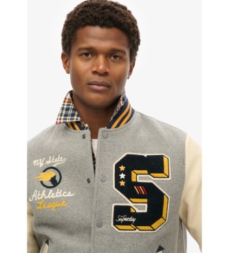 Superdry Bursztynowa kurtka z szarą naszywką uniwersytecką