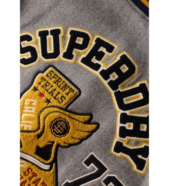 Superdry Bursztynowa kurtka z szarą naszywką uniwersytecką