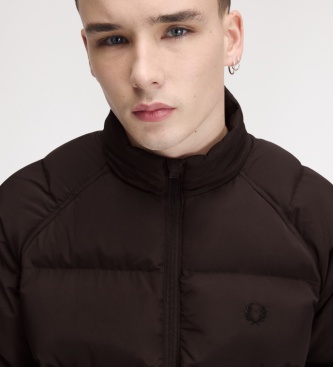 Fred Perry Braune gesteppte Jacke mit Raglanärmeln