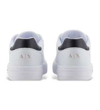 Armani Exchange Turnschuhe mit markantem weiem Logo auf der Sohle