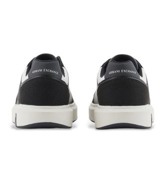 Armani Exchange Trainers met contrasterende details en zwart logo opzij