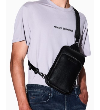 A|X Armani Exchange Bandolier d'un homme noir