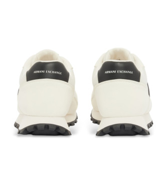 A|X Armani Exchange Off-White Sneakers med kontrastfarvet logo
