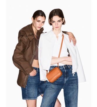 A|X Armani Exchange Vit croppad polotr�ja