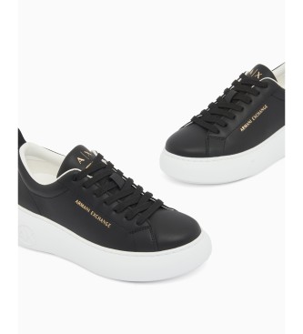 A|X Armani Exchange Sneaker aus glattem Leder mit dicker Sohle und geprägtem schwarzem Logo