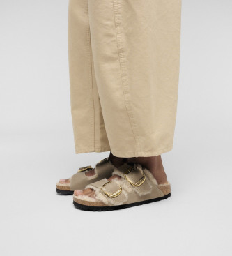 Birkenstock Sandali Arizona con fibbia grande in pelle di pecora beige
