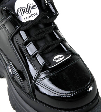 Zapatillas de plataforma Buffalo London en color negro de piel.