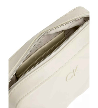 Calvin Klein Pikowana torba na ramię z beżową klapą