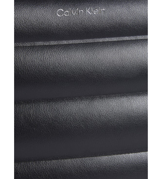 Calvin Klein Polstret skuldertaske med flap, sort