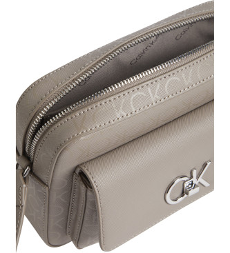 Calvin Klein Axelremsvska med beige logotyp