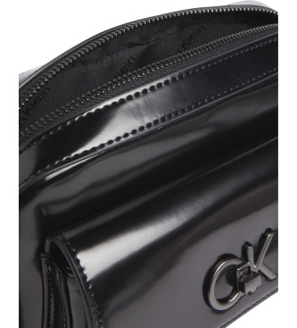 Calvin Klein Bolsa de ombro em couro envernizado preto