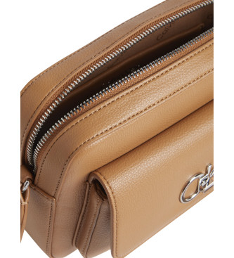 Calvin Klein Brun skuldertaske med flap foran