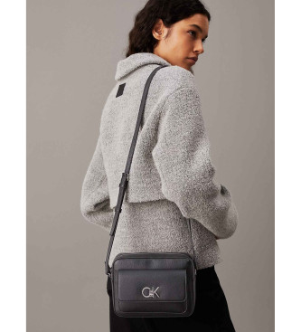 Calvin Klein Skuldertaske med frontklap, sort