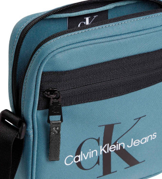 Calvin Klein Sportowa torba na ramię Reporter 18 niebieska