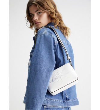 Calvin Klein Jeans Izklesana torbica za fotoaparat na rami Pouch21 bela