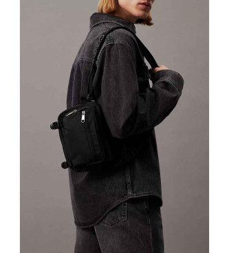 Calvin Klein Jeans Ultralahka ramenska torba za fotoaparat črna