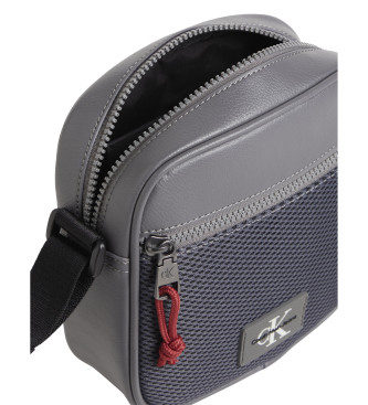 Calvin Klein Jeans Ramenska torba Square Camera Bag18 siva