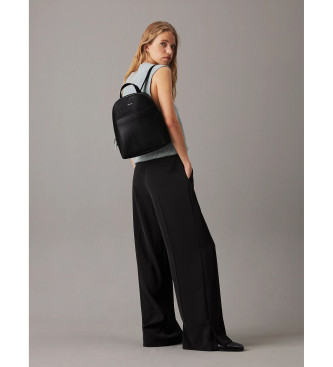 Calvin Klein Mochila abombada con logo negro