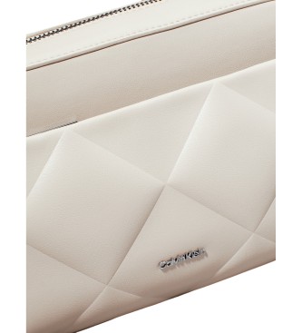 Calvin Klein Quiltet skuldertaske med beige flap