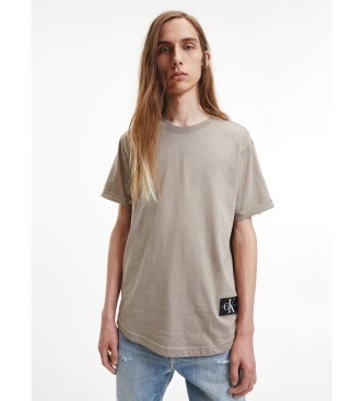 Calvin Klein Jeans T-shirt z bawełny organicznej z brązową naszywką