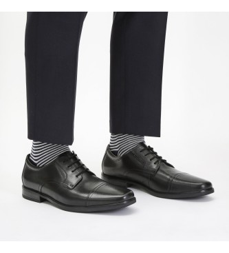 Clarks Howard Cap Usnjeni čevlji črne barve