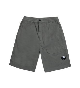 C.P. Company Cargo shorts med grn linsdetalj