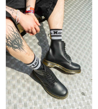 Dr Martens 1460 gladki usnjeni škornji črne barve