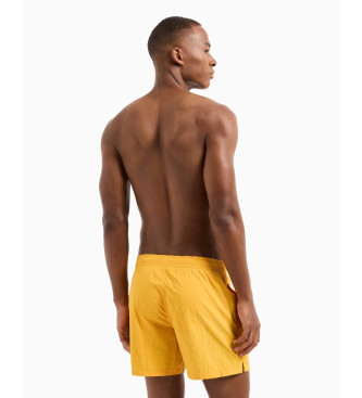 Emporio Armani Baddrktsshorts med vertikalt broderad logotyp i gult