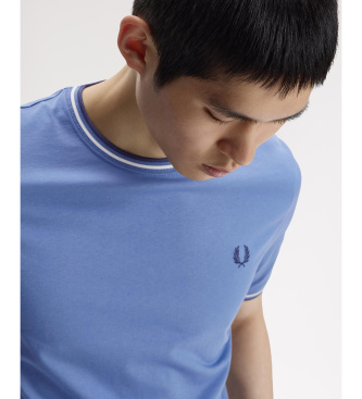 Fred Perry T-Shirt mit zwei blauen Streifen am Saum
