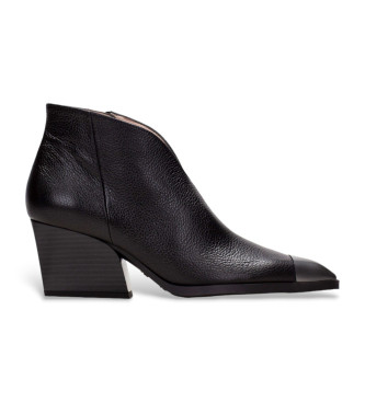 Hispanitas Round toe leather ankle boots black