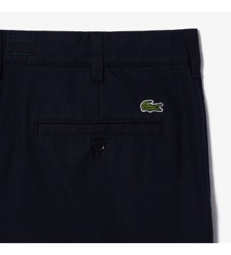 Lacoste Kratke hlače chino iz tkanine gabardin mornariške barve