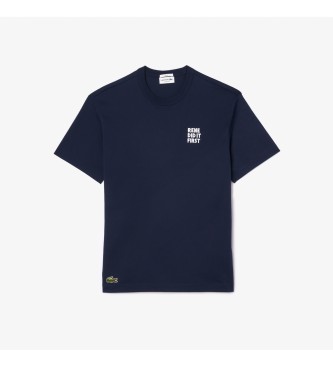 Lacoste T-shirt met slogan op de marine rug