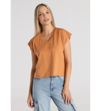 Lois Jeans T-Shirt mit spitzem Kragen und orangefarbenen Bestzen
