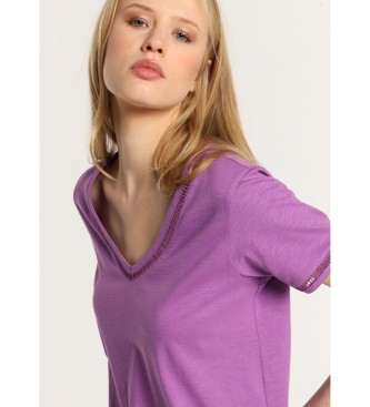 Lois Jeans T-shirt basique  manches courtes et col en V, avec dtails violets dcoups  l'emporte-pice