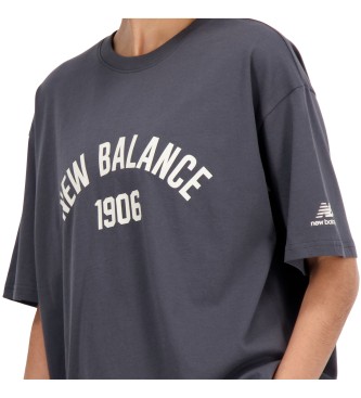 New Balance T-shirt Essentials Varsity oversized cinzenta