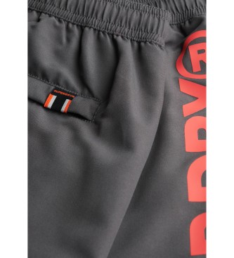Superdry 43,2 cm plavalni kostum s sivo športno grafiko