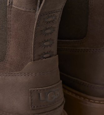 UGG Birch Chelsea Boots aus Leder in Braun