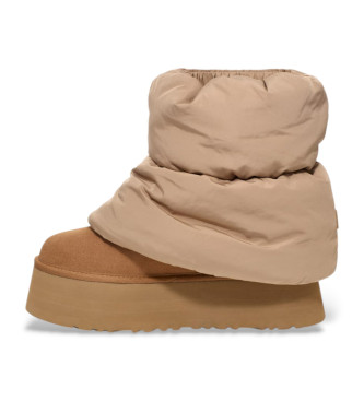 UGG Botins Classic Mini Dipper Puffer em pele castanho