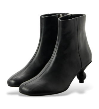 Weekend Max Mara Acro leather ankle boots black