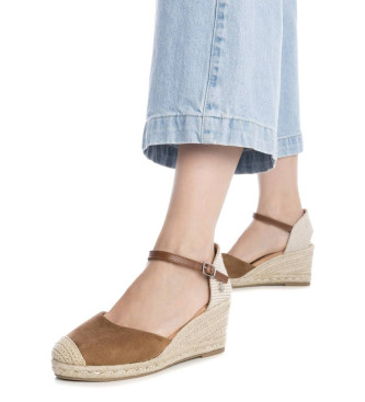 Xti Brown three-material sandals