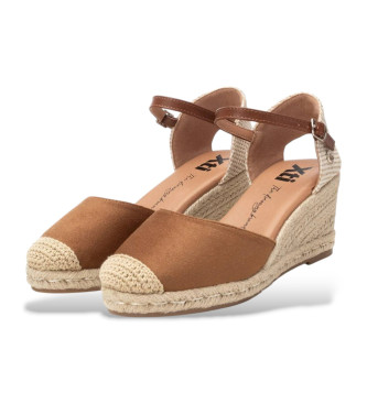 Xti Brown three-material sandals