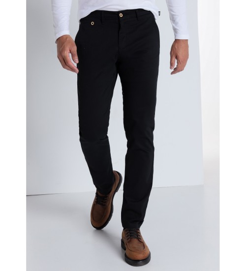 Pantalones victorio y lucchino 2025