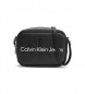 Calvin Klein Jeans Axelremsväska med svart logotyp