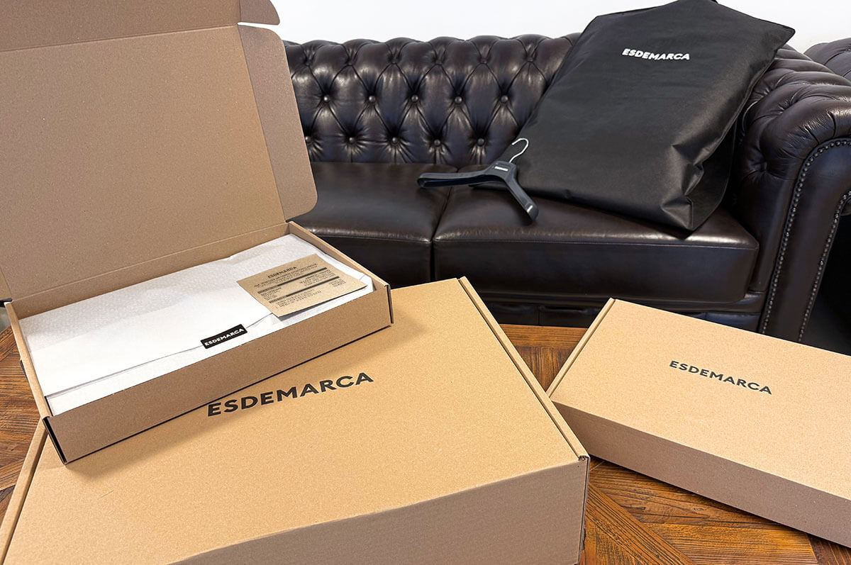 Cajas, portatrajes y detalles del packaging premium de Esdemarca